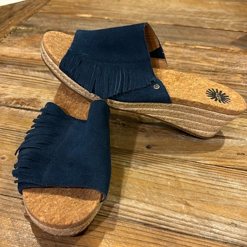 UGG women’s Dane slide sandal. Size 7.5 never worn, like new condition.